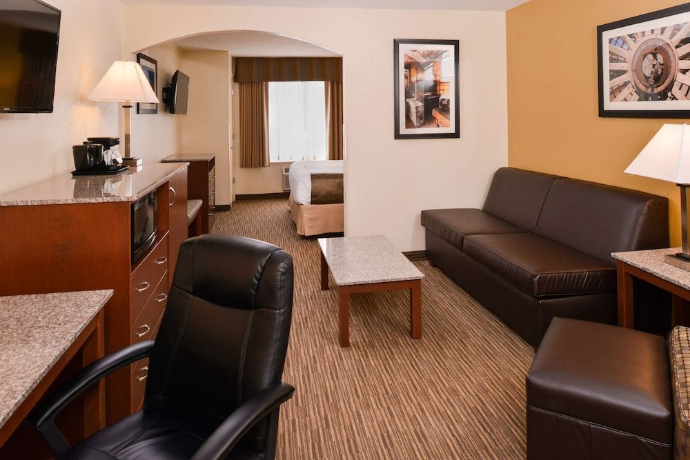 Best Western Executive Inn & Suites Suite, 1 King Bed, Non Smoking, Refrigerator & Microwave (Pet Friendly) 4