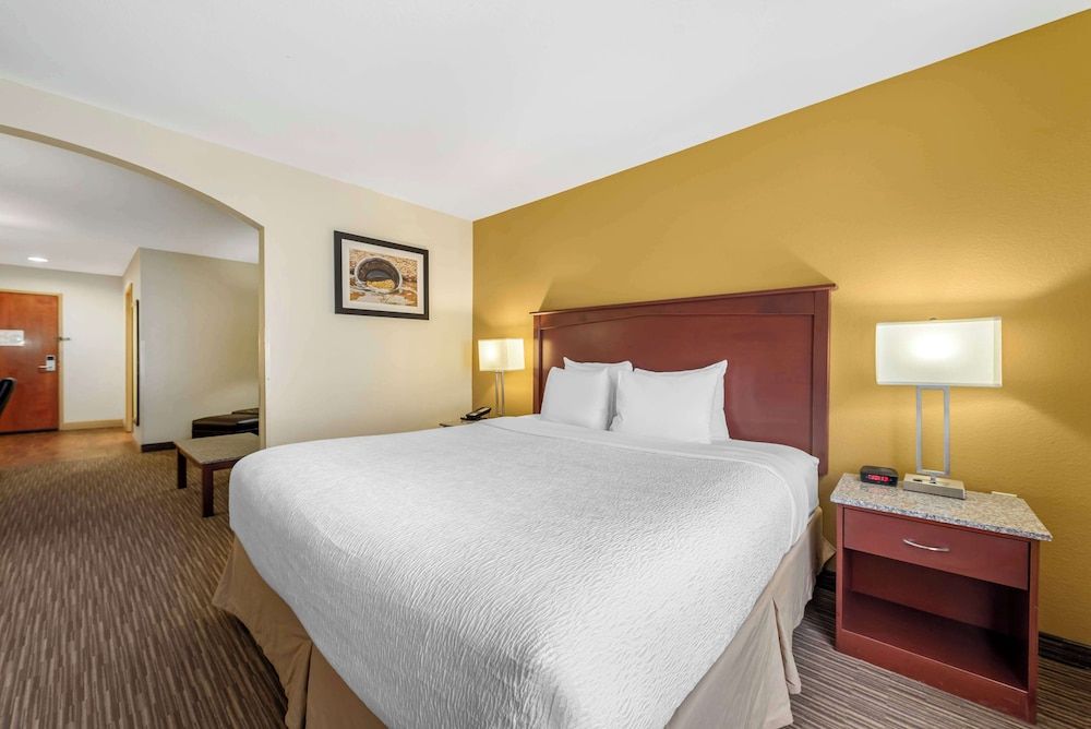 Suite, 1 King Bed, Accessible, Bathtub
