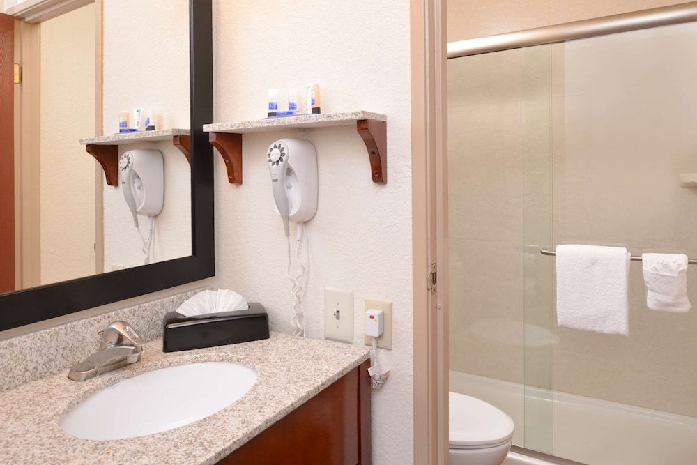 Best Western Executive Inn & Suites Standard Room, 2 Double Beds, Non Smoking (Shower Only;Pet Friendly;Small Room) 4
