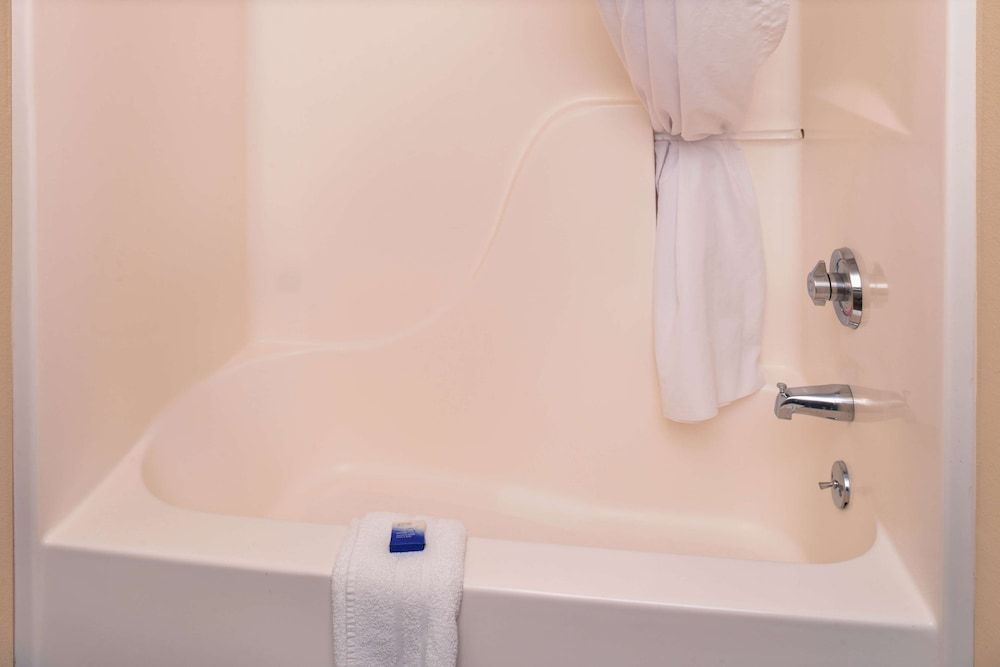 Best Western Executive Inn & Suites Suite, 1 King Bed, Non Smoking, Refrigerator & Microwave (Pet Friendly) 3