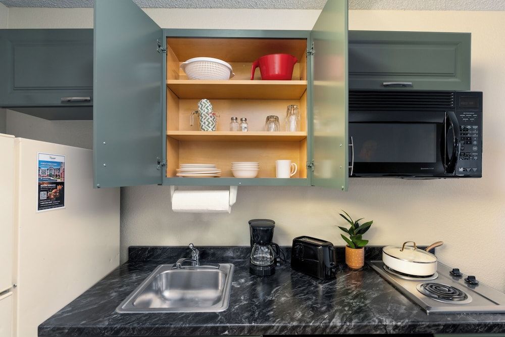 MCM Elegante Suites Deluxe Suite, 2 Queen Beds 9