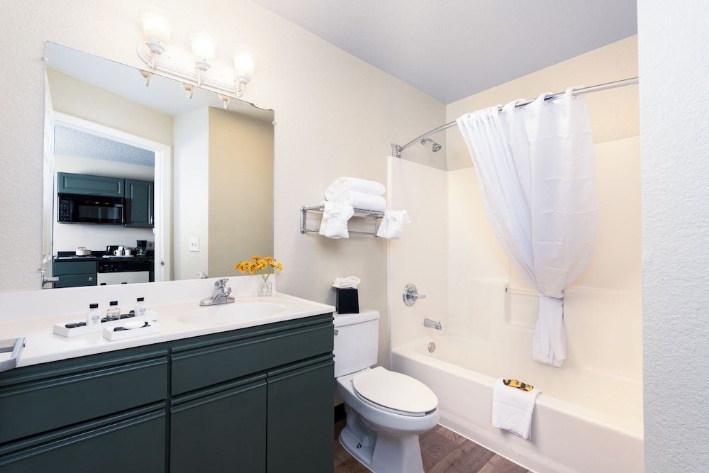 MCM Elegante Suites Deluxe Suite, 2 Queen Beds 10