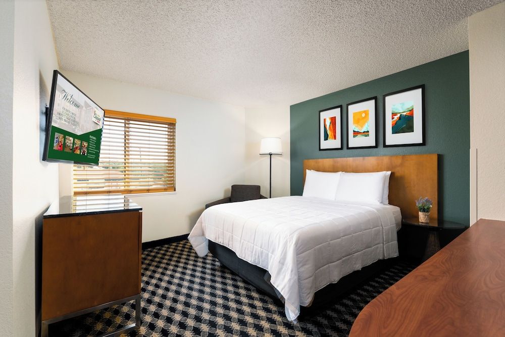 MCM Elegante Suites Deluxe Suite, 2 Queen Beds 2