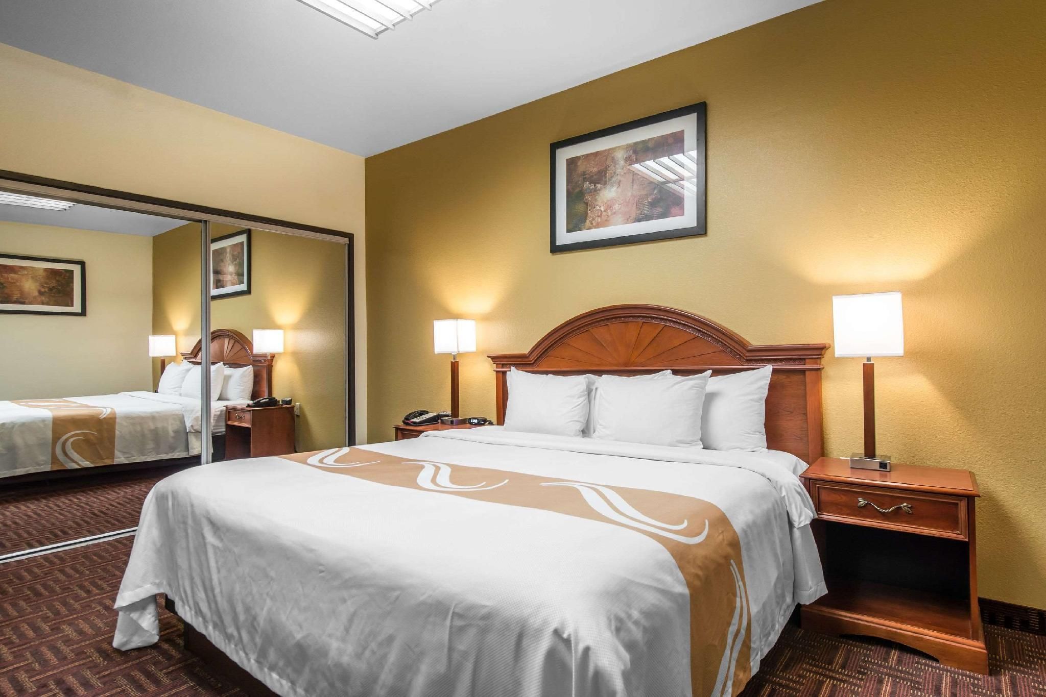 1 King Bed, Suite, Nonsmoking