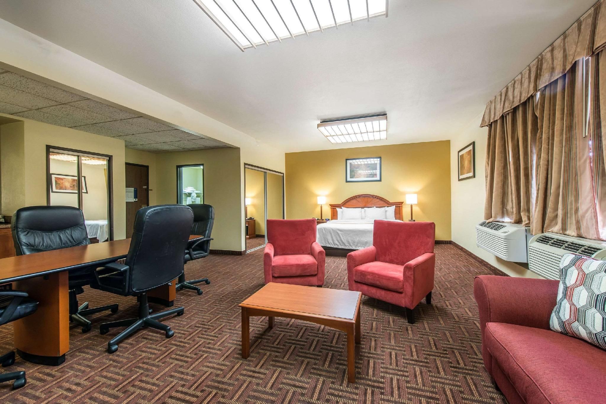 1 King Bed, Suite, Nonsmoking