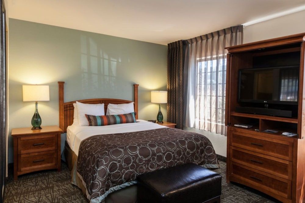 Studio Suite, 1 Queen Bed, Kitchen, Mountain View