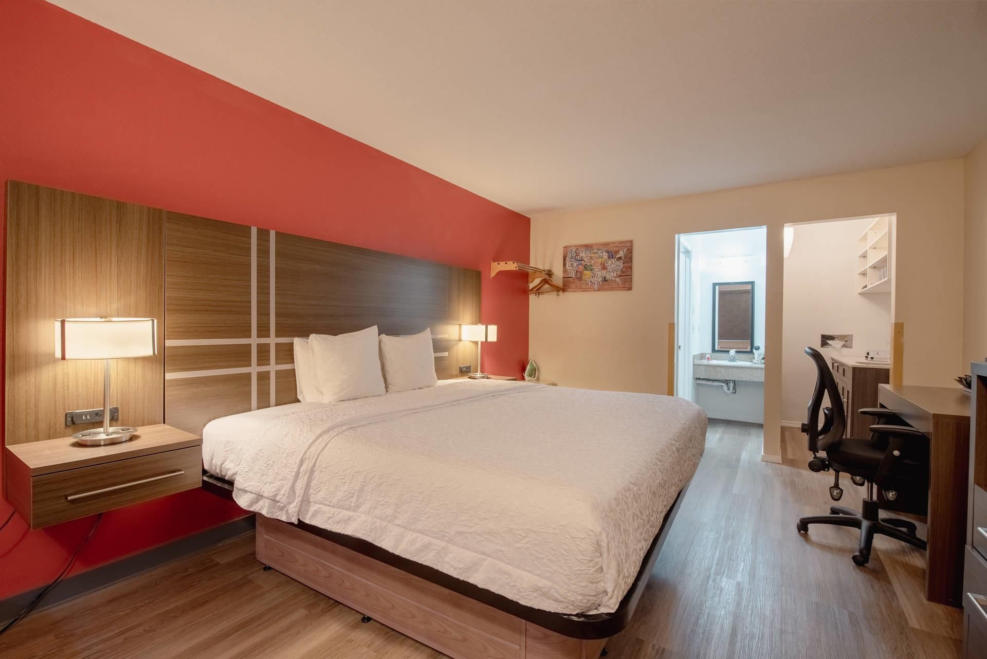 1 King Bed, Efficiency, Nonsmoking