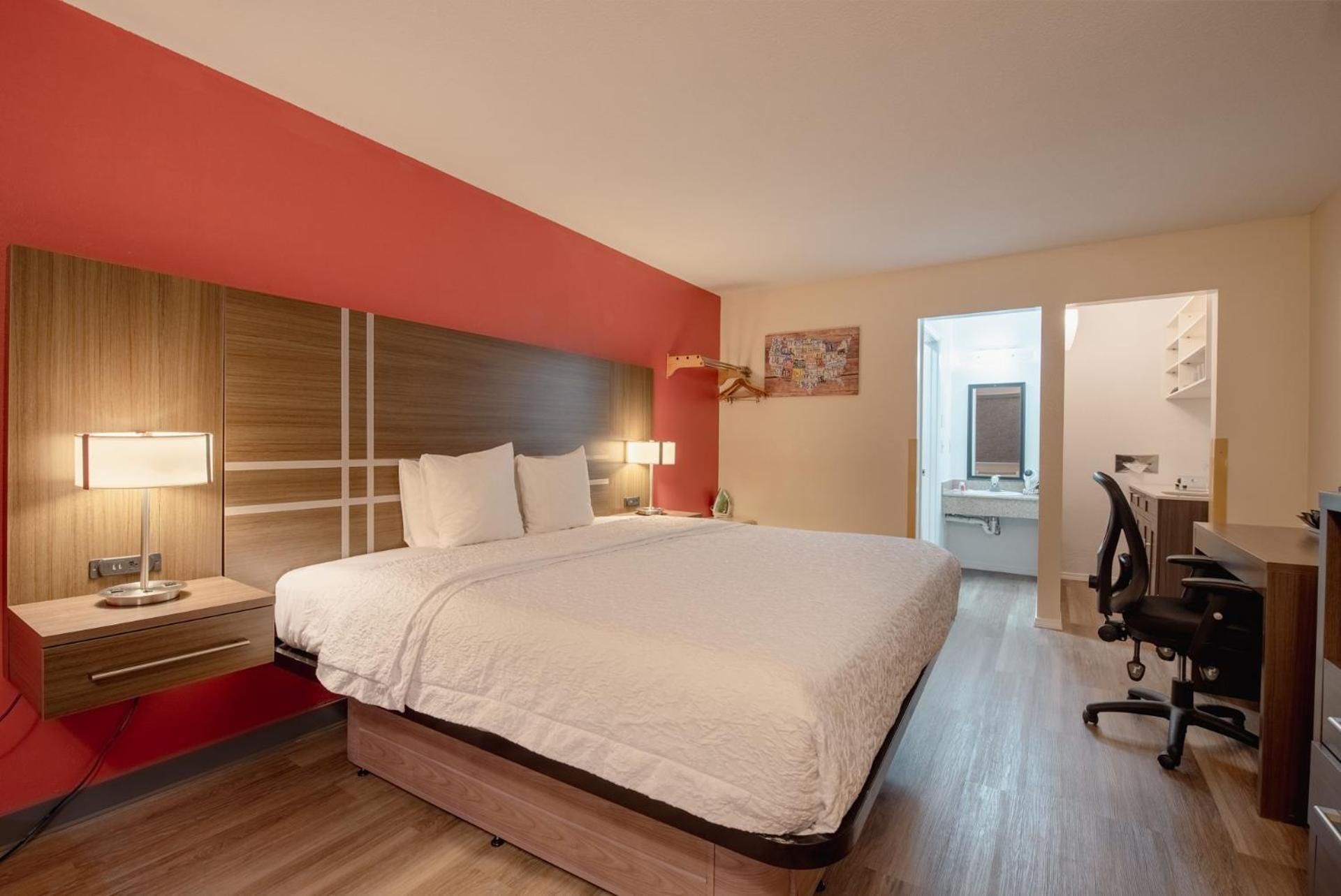 King Efficiency Room with Kitchenette - Non-Smoking
