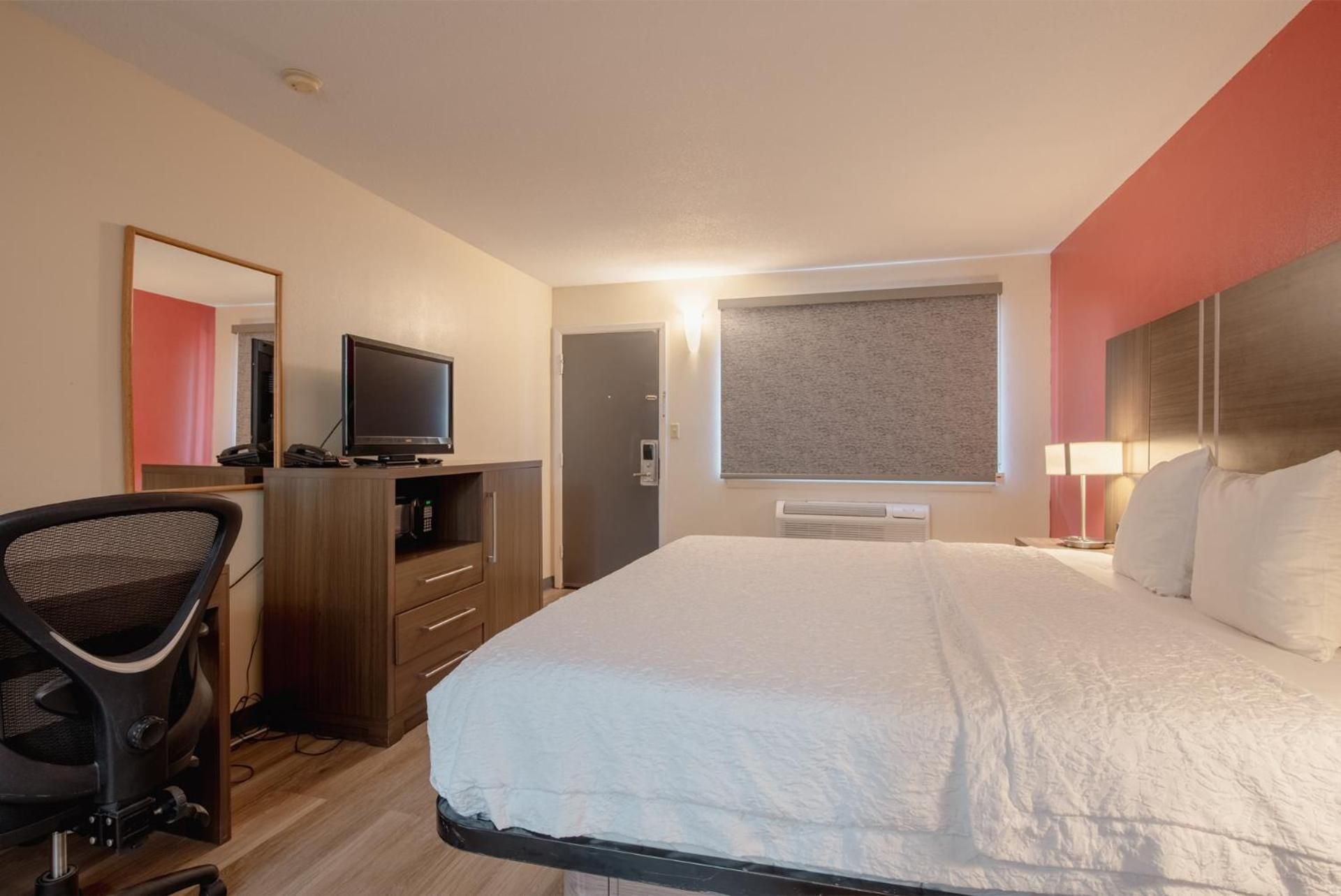 King Efficiency Room with Kitchenette - Non-Smoking
