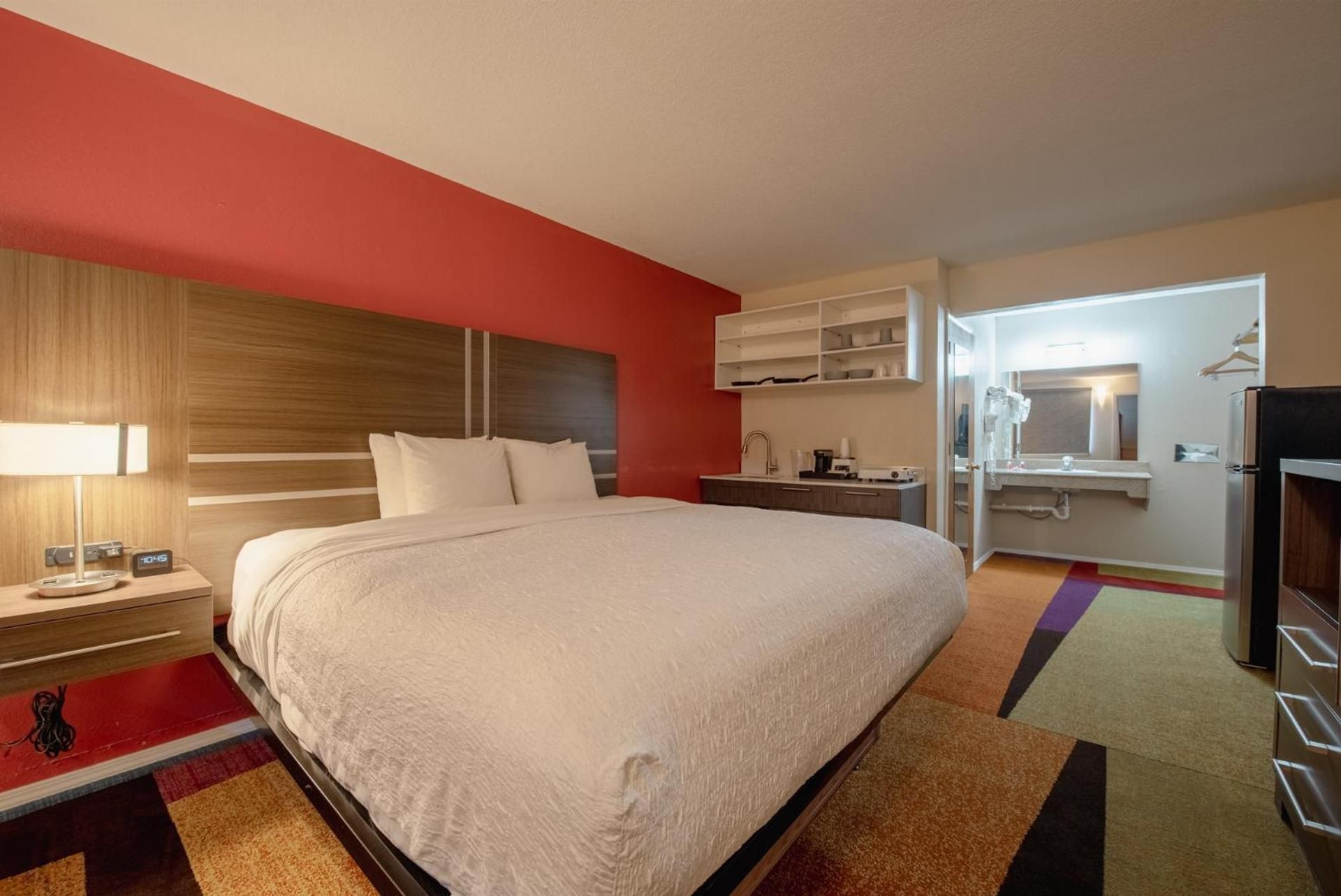 1 King Bed, Efficiency, Nonsmoking, Accessible