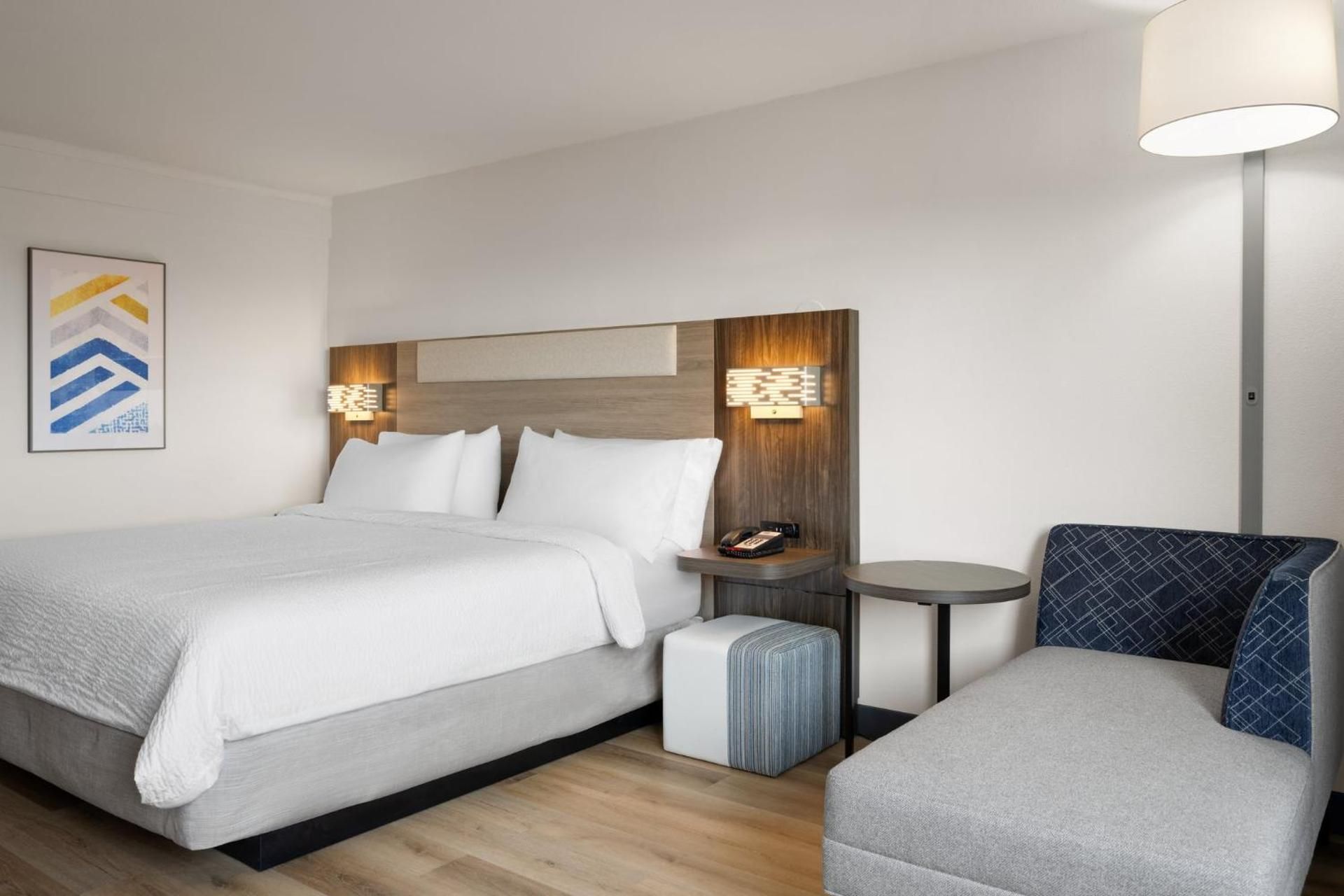 standard king room with extra floor space