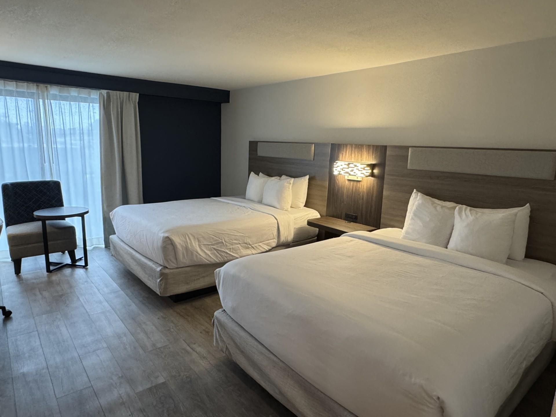 2 Queen Standard Communications Accessible