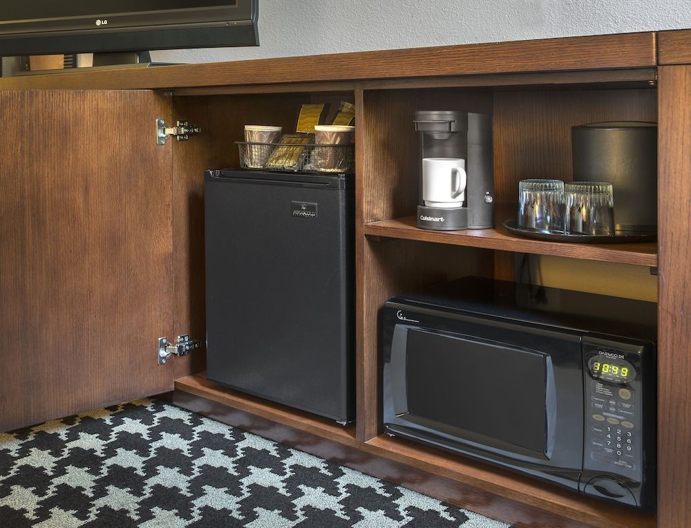 Courtyard by Marriott Denver Downtown Standard Room, 1 King Bed (Mobility Accessible, Roll-In Shower) 6