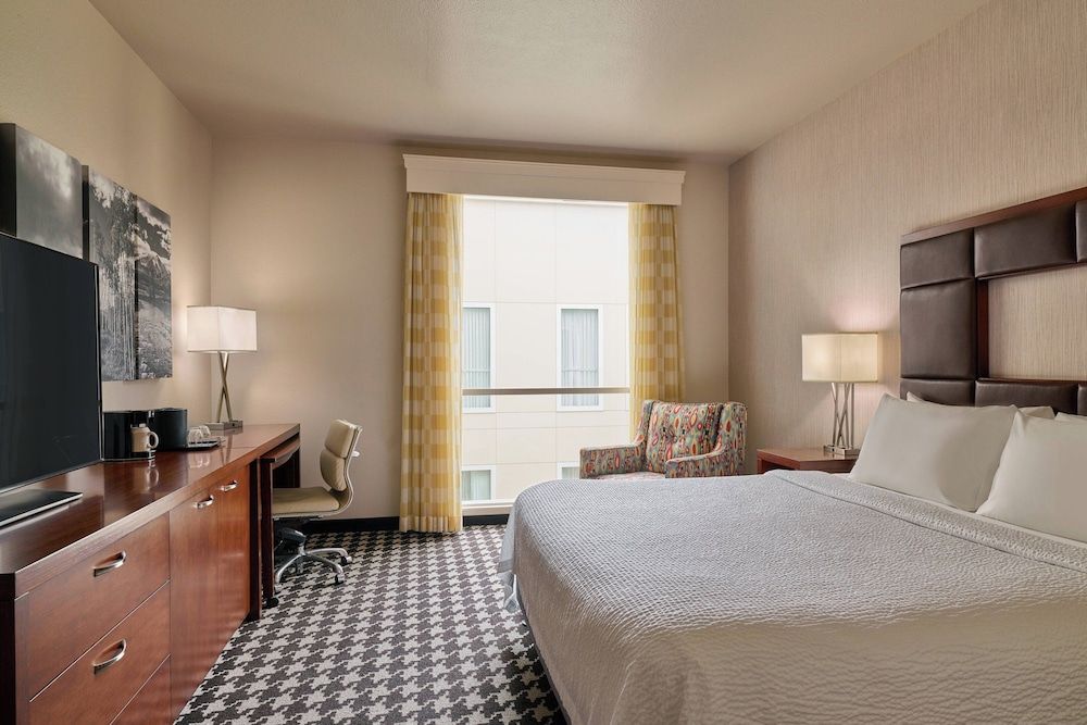 Courtyard by Marriott Denver Downtown Standard Room, 1 King Bed (Mobility Accessible, Roll-In Shower)