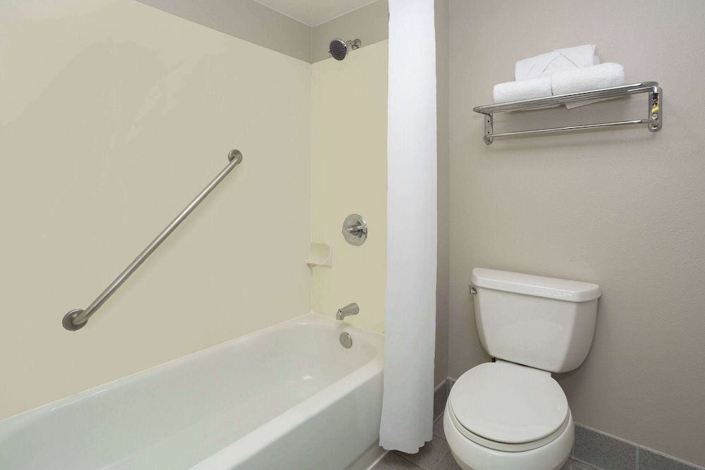 Days Inn & Suites by Wyndham Denver International Airport *Newly Renovated* Standard Room, 1 King Bed 11