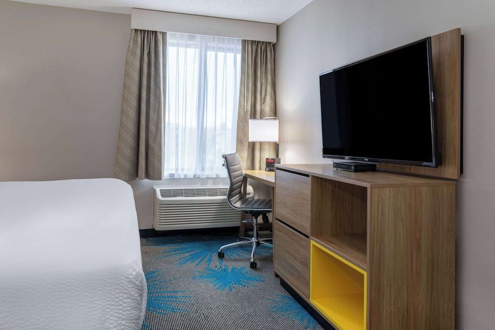 Days Inn & Suites by Wyndham Denver International Airport *Newly Renovated* Standard Room, 1 King Bed 3