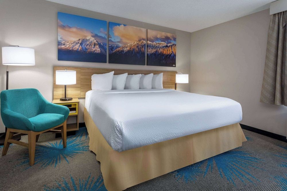 Days Inn & Suites by Wyndham Denver International Airport *Newly Renovated* Standard Room, 1 King Bed 2
