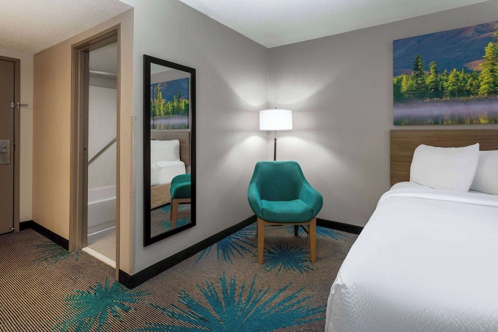 Days Inn & Suites by Wyndham Denver International Airport *Newly Renovated* Standard Room, 1 King Bed 7