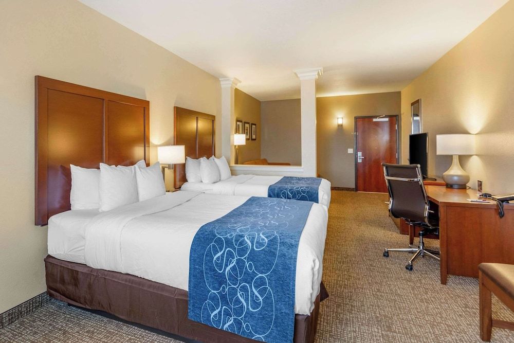 Comfort Suites Near Denver Downtown Suite, Multiple Beds, Accessible, Non Smoking 4