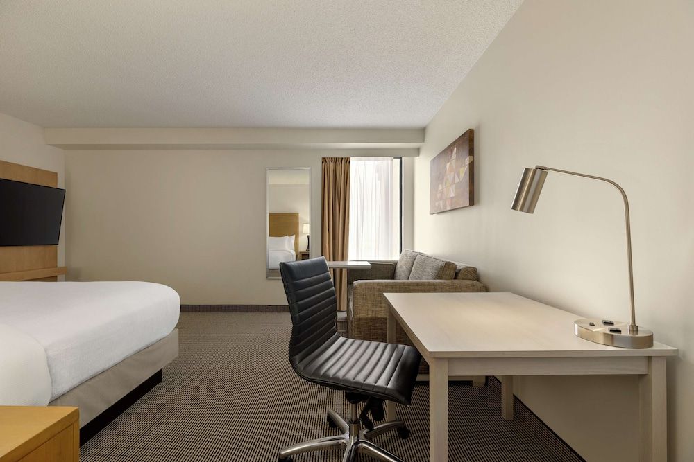 Embassy Suites by Hilton Denver International Airport Suite, 1 King Bed, Accessible, Bathtub