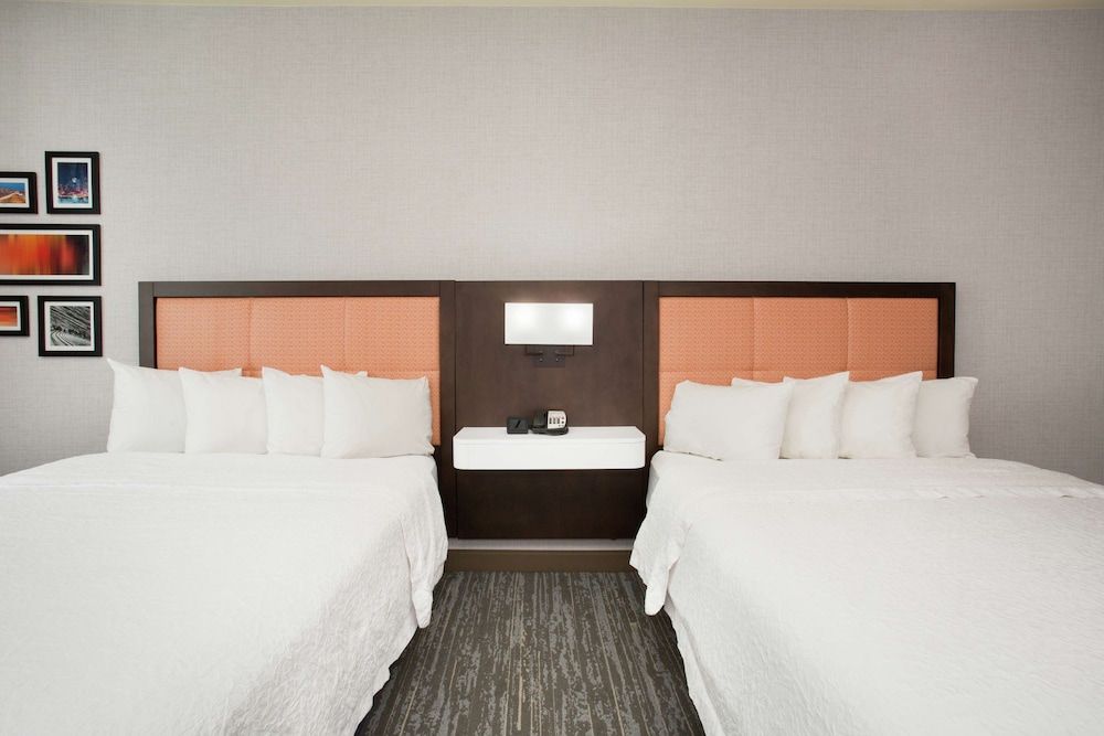 Hampton Inn & Suites Denver-Downtown Two Queen Accessible Room with Tub (Mobility and Hearing) 4