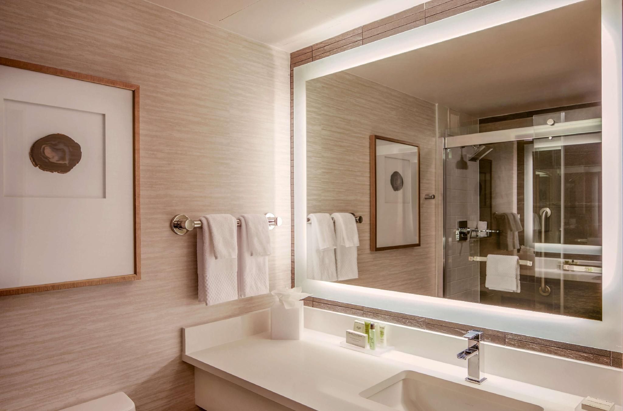 2 Queen hearing accessible