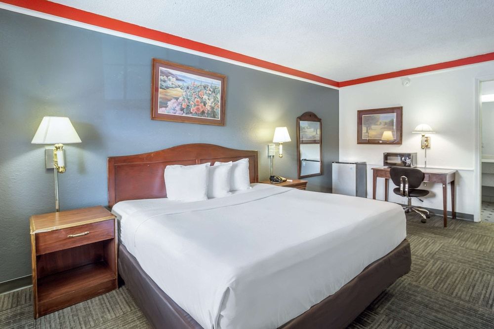 Americas Best Value Inn Denver Room, 1 King Bed, Accessible, Non Smoking 3