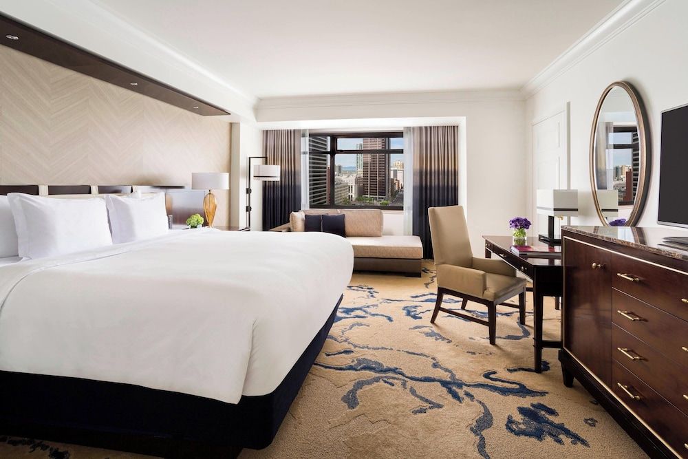 Deluxe Room, 1 King Bed, Non Smoking (Mobility/Hearing Access, Roll-in Shwr)