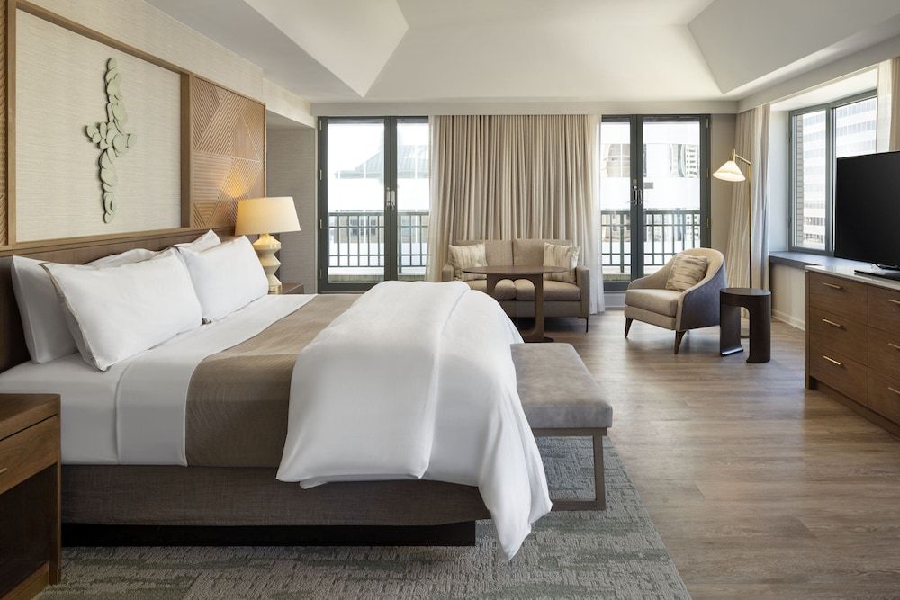 Luxury Suite, 1 King Bed, Non Smoking, Mountain View
