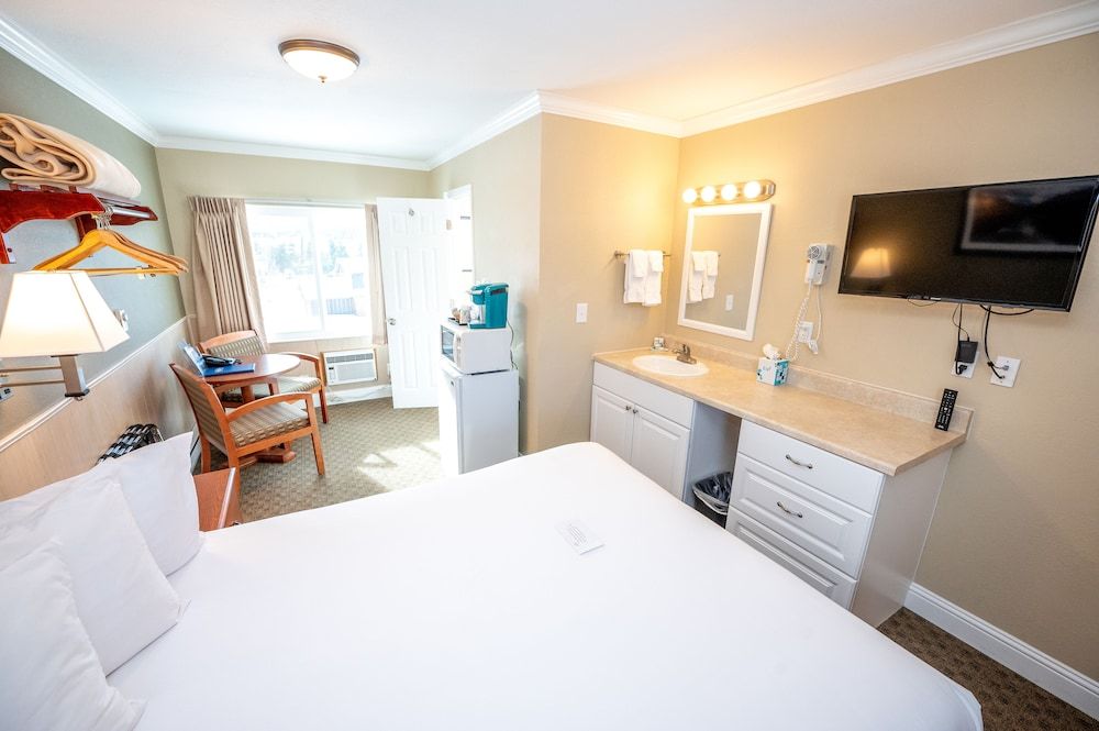 Blue Door Inn Superior Room, 1 Queen Bed, Refrigerator & Microwave, Mountain View 3