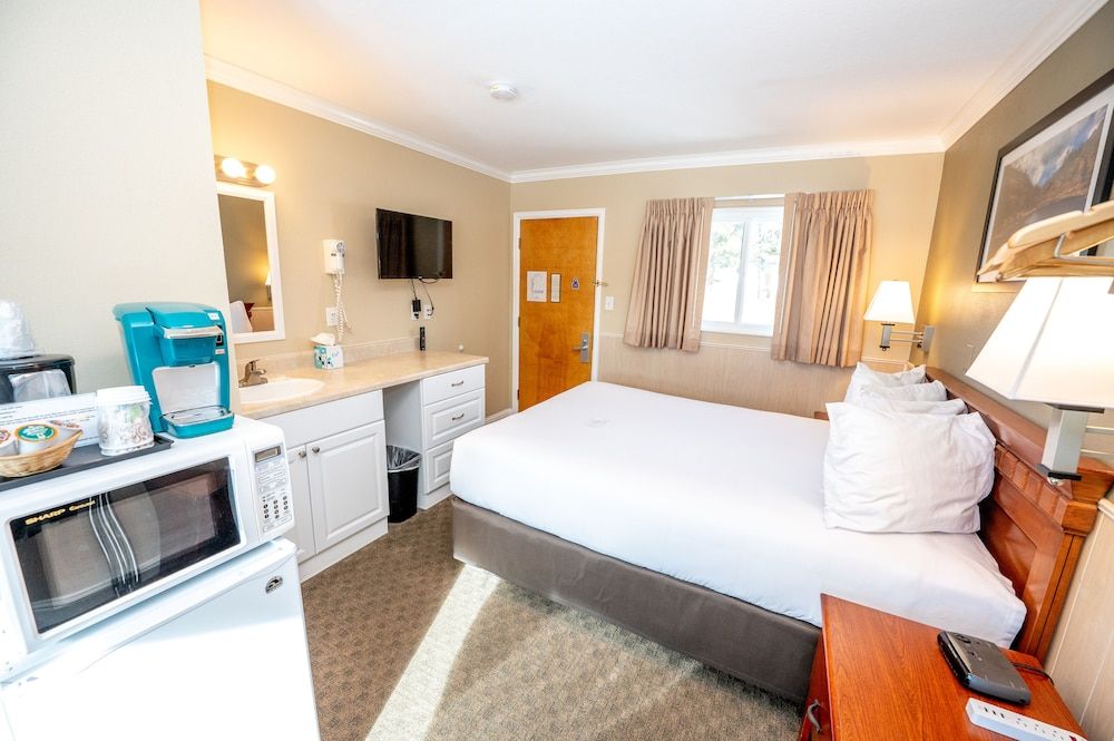 Blue Door Inn Superior Room, 1 Queen Bed, Refrigerator & Microwave, Mountain View 2