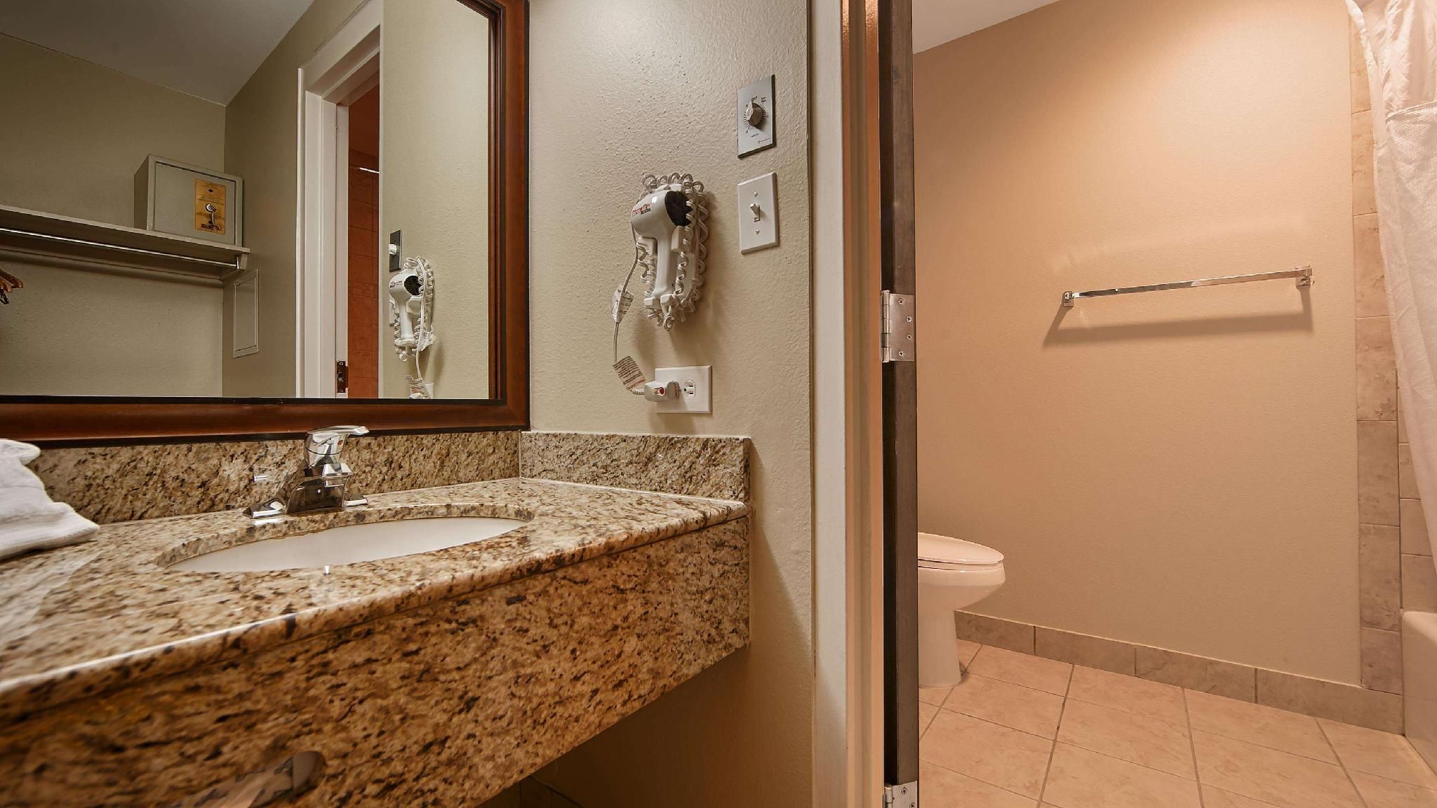 Suite - 2 Queen Beds, Nonsmoking, Interior Access, Living Area