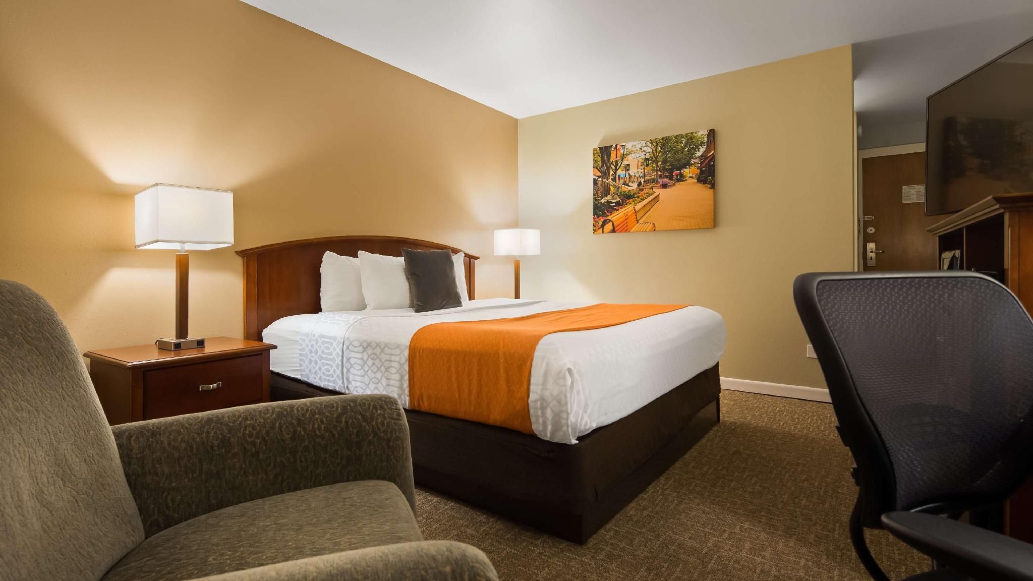 1 King Bed, Nonsmoking, Interior Access
