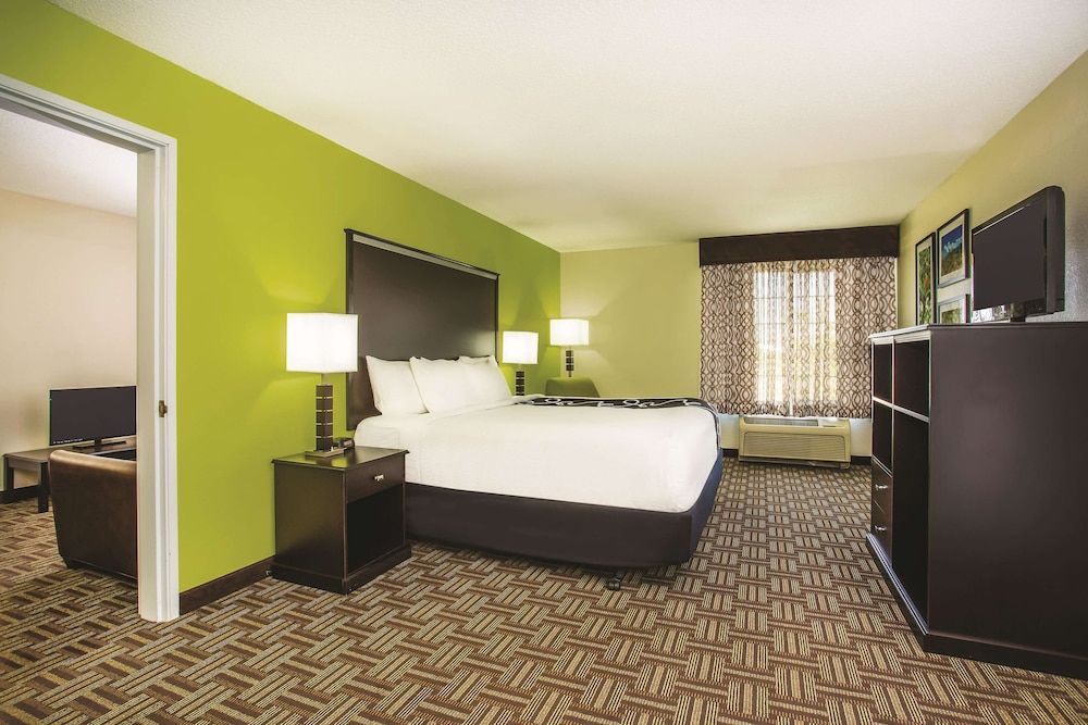 Room, 1 King Bed, Non Smoking, Jetted Tub