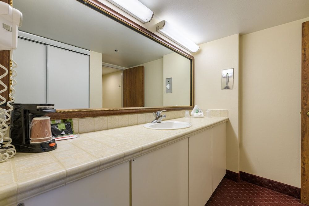 Grand Vista Hotel Junior Studio Suite, 1 King Bed 3