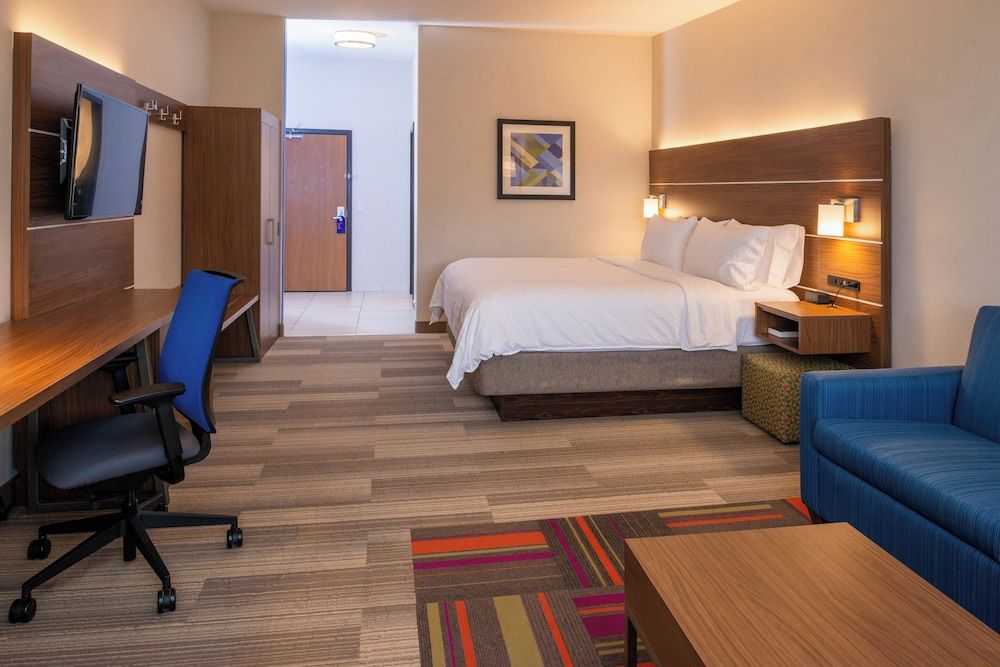 Standard Room, 1 King Bed, Balcony, Mountain View