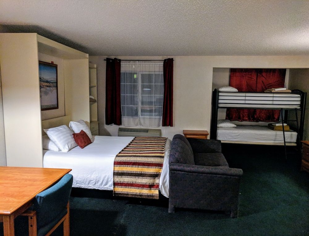 3 Peaks Lodge Family Suite Economy 2