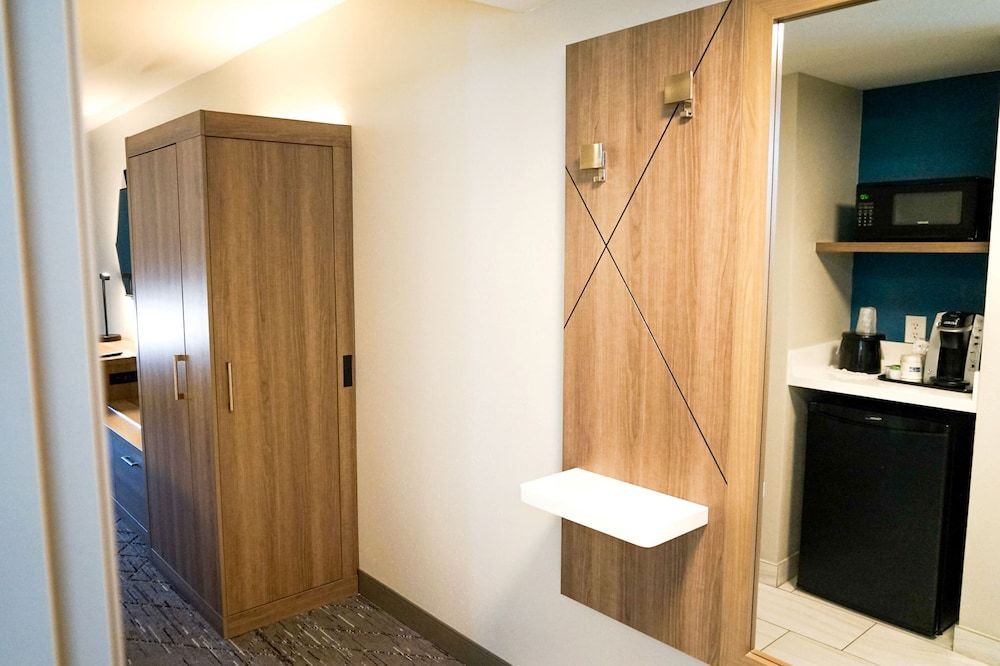 Standard Room, 1 King Bed, Accessible (Mobility, Accessible Tub)