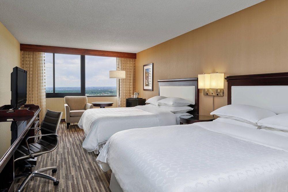 Club Room, 2 Queen Beds, City View