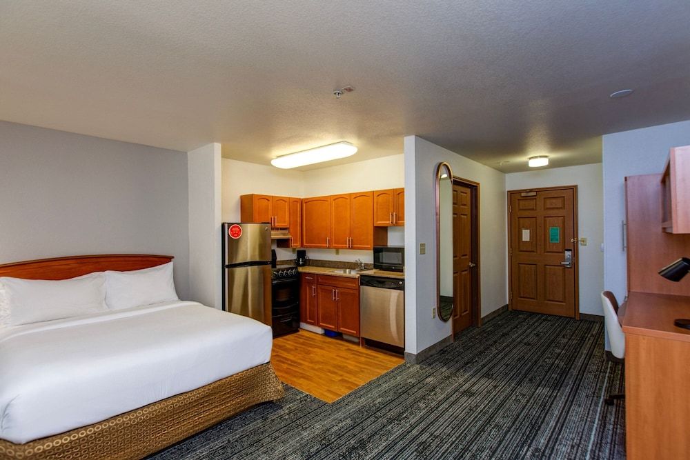 Studio, 1 Queen Bed with Sofa bed (Mobility Accessible, Tub)