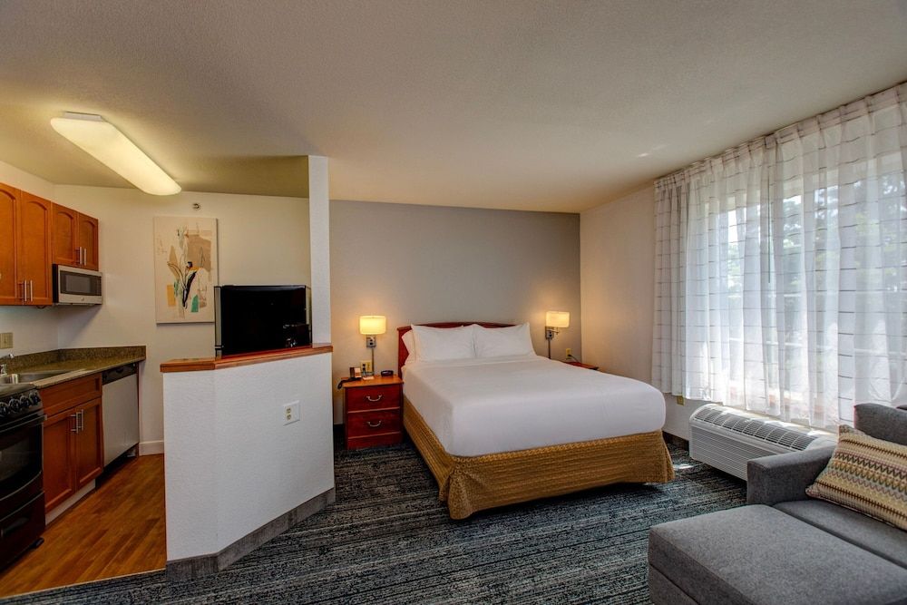 Studio, 1 Queen Bed with Sofa bed (Mobility Accessible, Tub)