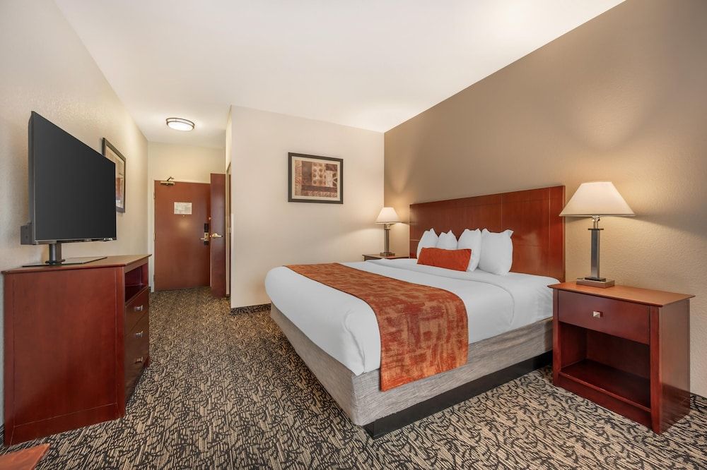 Standard Room, 1 King Bed, Non Smoking, Refrigerator & Microwave