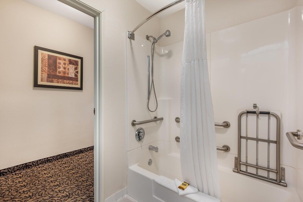 Best Western Plus Boulder Louisville Standard Room, 1 King Bed, Accessible, Bathtub 5