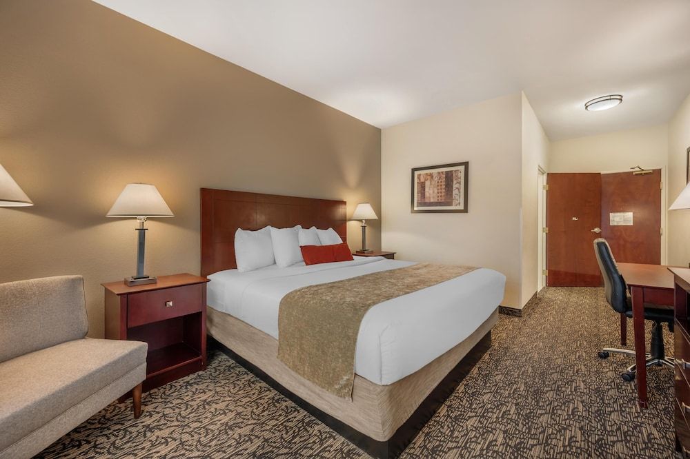 Best Western Plus Boulder Louisville Standard Room, 1 King Bed, Accessible, Bathtub 2
