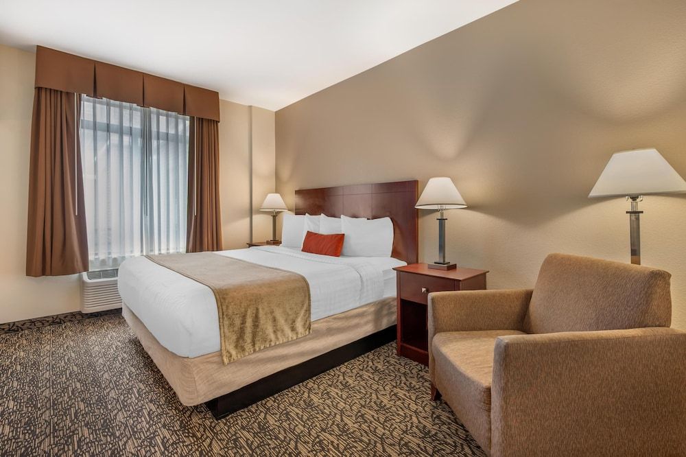 Best Western Plus Boulder Louisville Standard Room, 1 King Bed, Accessible, Non Smoking 3