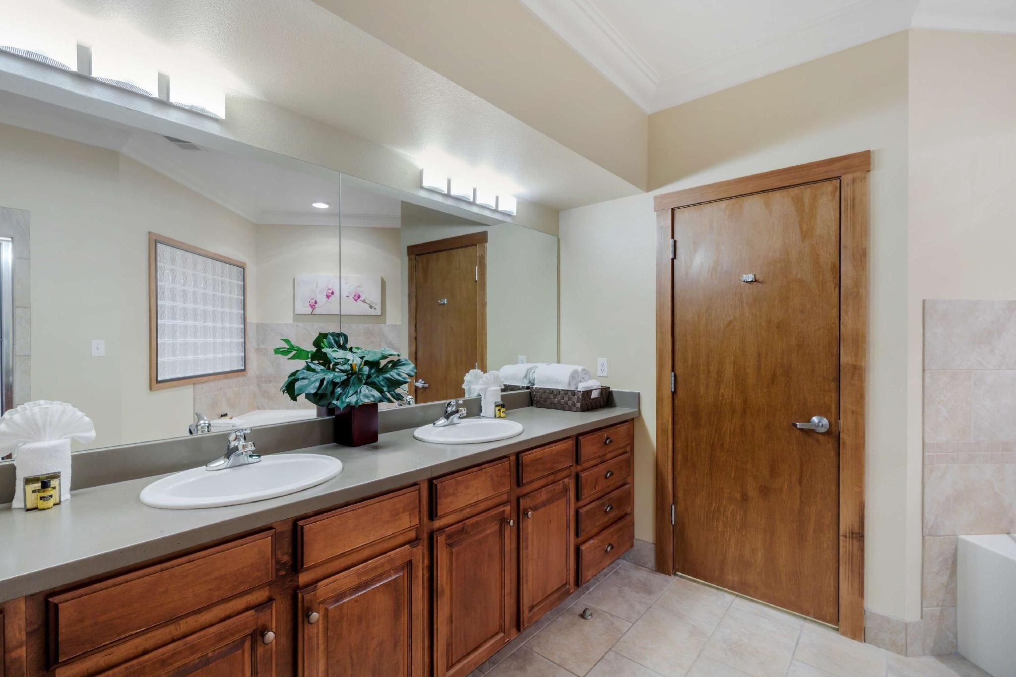 Suite - 2 Rooms 1 Bed, Nonsmoking, Jacuzzi, Steam Shower, Sofa Sleeper, Full Kitchen