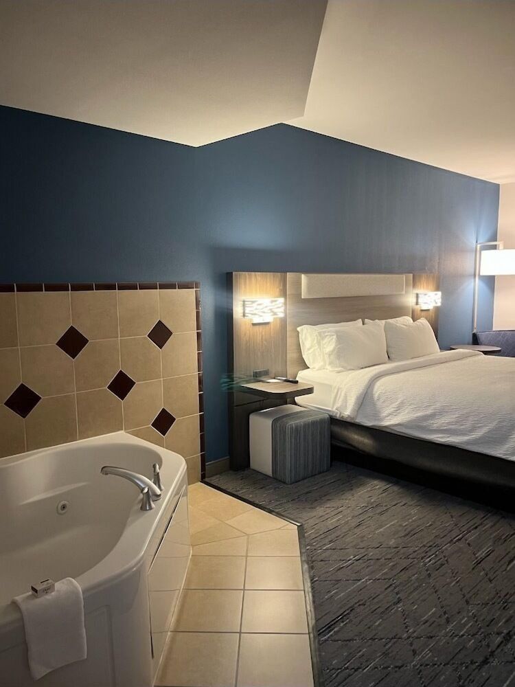 Suite, 1 King Bed, Jetted Tub