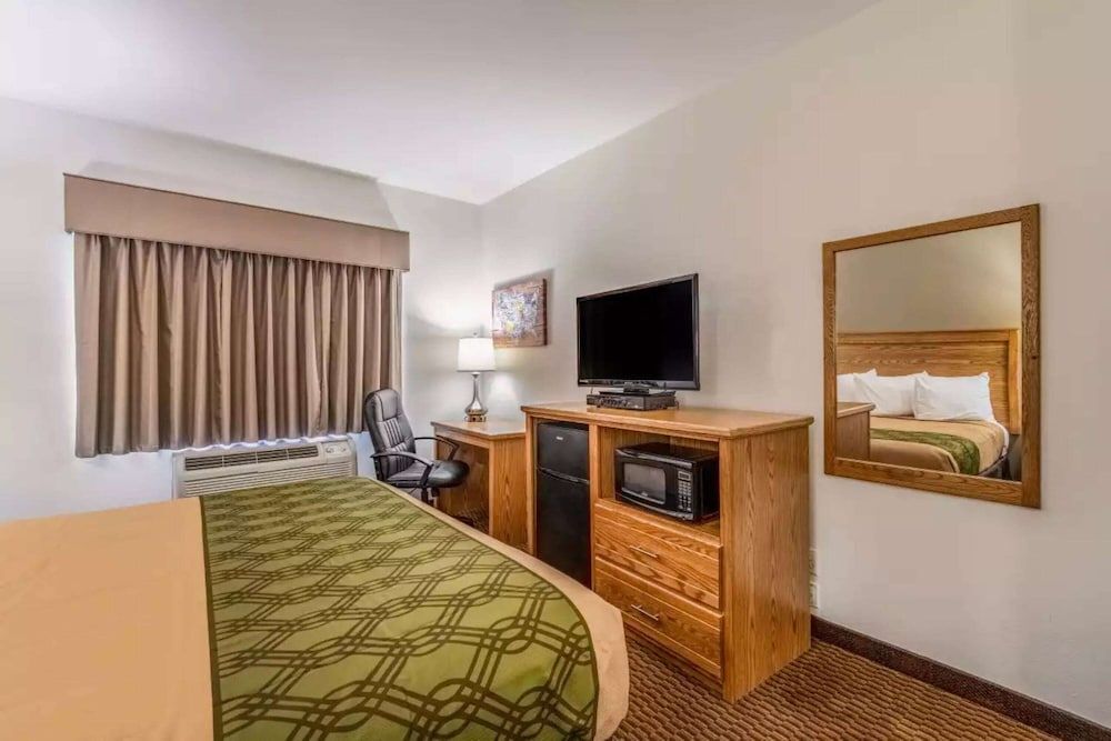 Wingate by Wyndham New Castle - Glenwood Springs Room, 1 King Bed, Non Smoking 2
