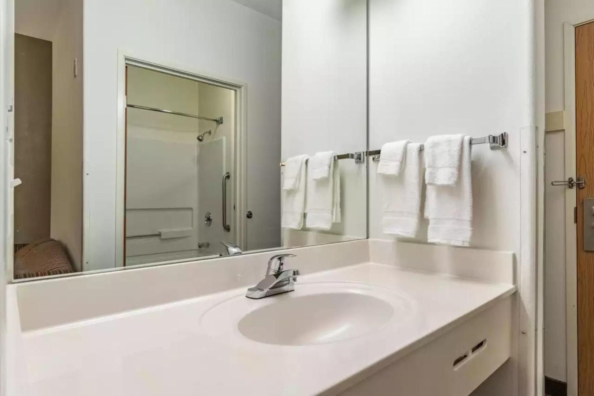 1 King Bed, Studio Suite, Non-Smoking