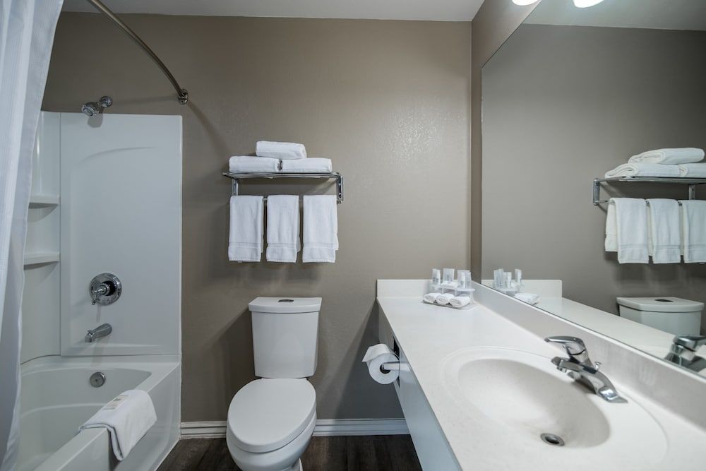 HillSide Inn Standard 1 King Bed, Handicap Accessible (No Pets) 3